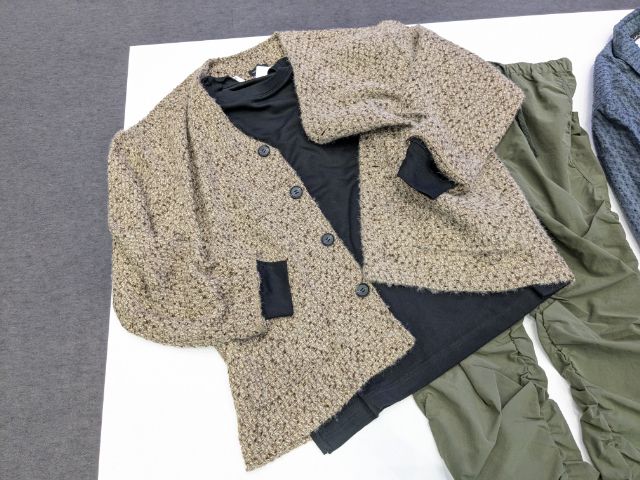 黒のニットとルーズツイードカラーレスカーディガン