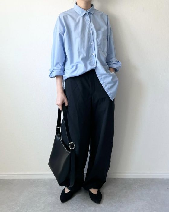 UNIQLOのブルーの「コットンシャツ」