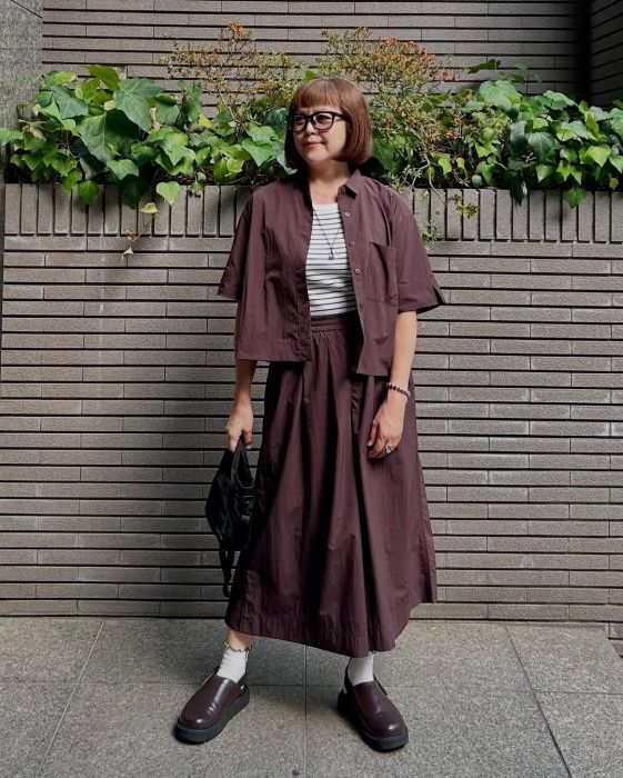 UNIQLOのダークブラウンの「ナイロンボクシーショートシャツ/5分袖」