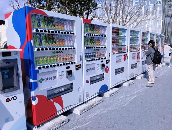 日本では当たり前すぎる自動販売機ですが、「海外ではこんな風に設置されていない」ということをよく聞きますよね。