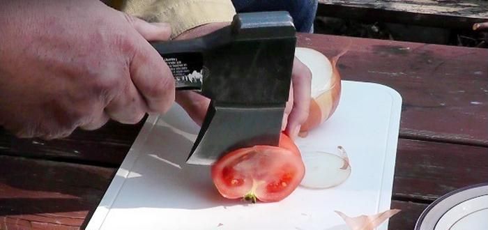 ナイフでトマトを薄くスライスする様子