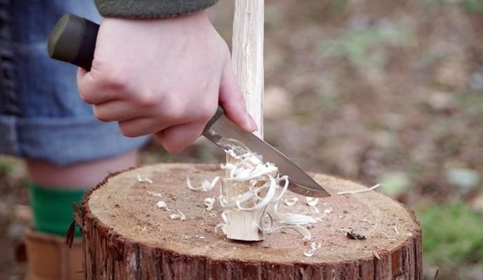 ナイフで木を剝ぐ様子