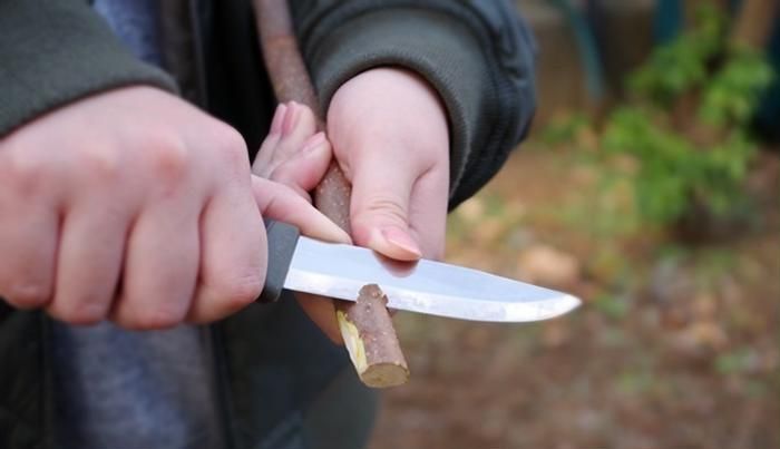 スカンジグラインドを使ってきの皮を剝ぐ様子