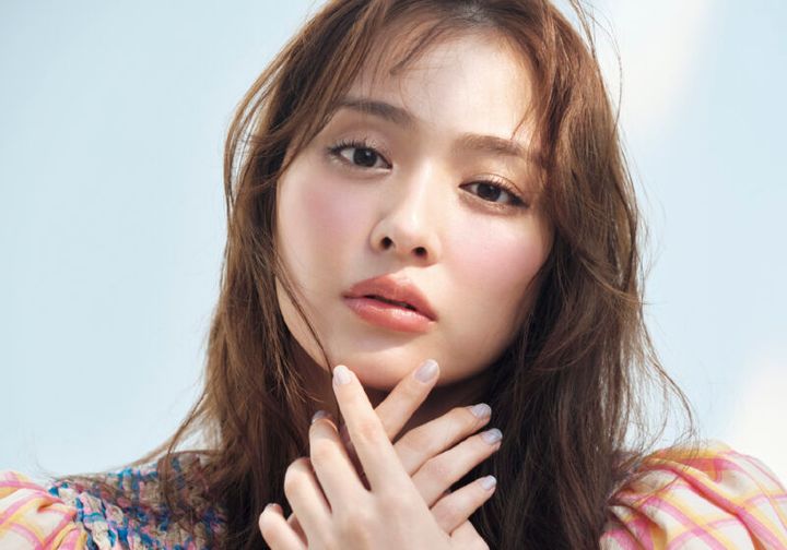 よろこびがあふれ出す頬は、青みピンクのチークで作る モデル＝内田理央