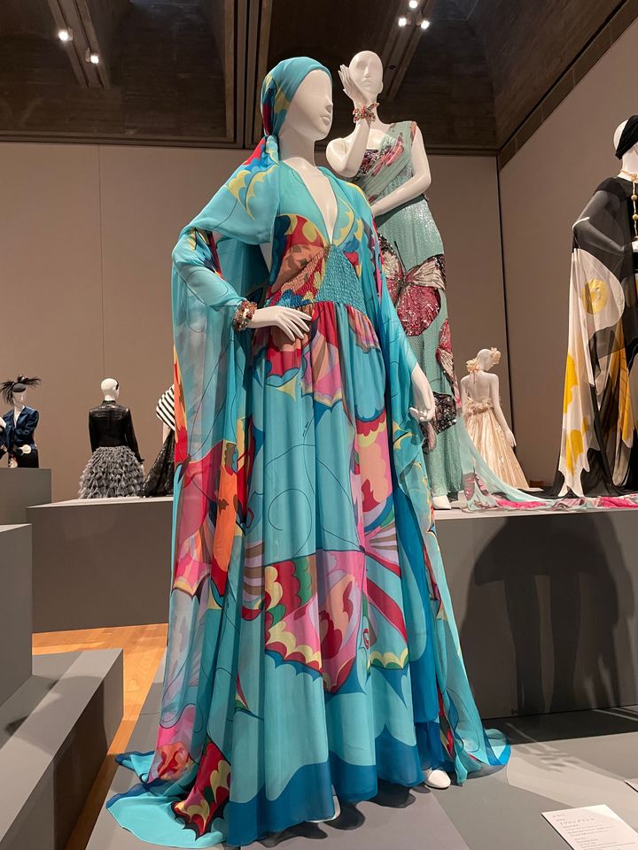 1976年春夏、イヴニングドレスとストール。