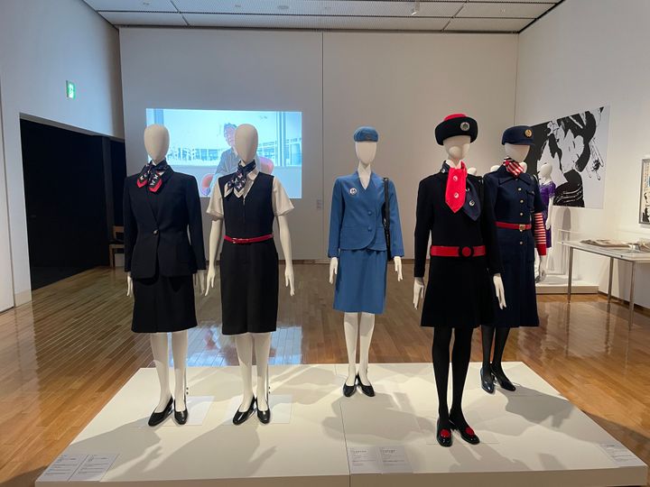 森がデザインを担当した水戸芸術館と日本航空（客室乗務員）の制服。