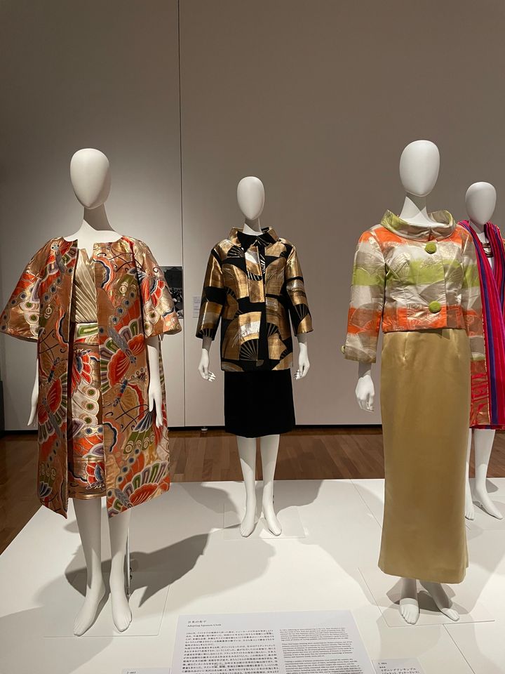 左：1964年、西陣織の帯地を使用したイブニングコート 中央：1965年秋冬、金糸と銀糸で扇の模様を描いたジャケット、ディナードレス 右：1965年、西陣織の帯地ジャケットと絹サテンのドレス
