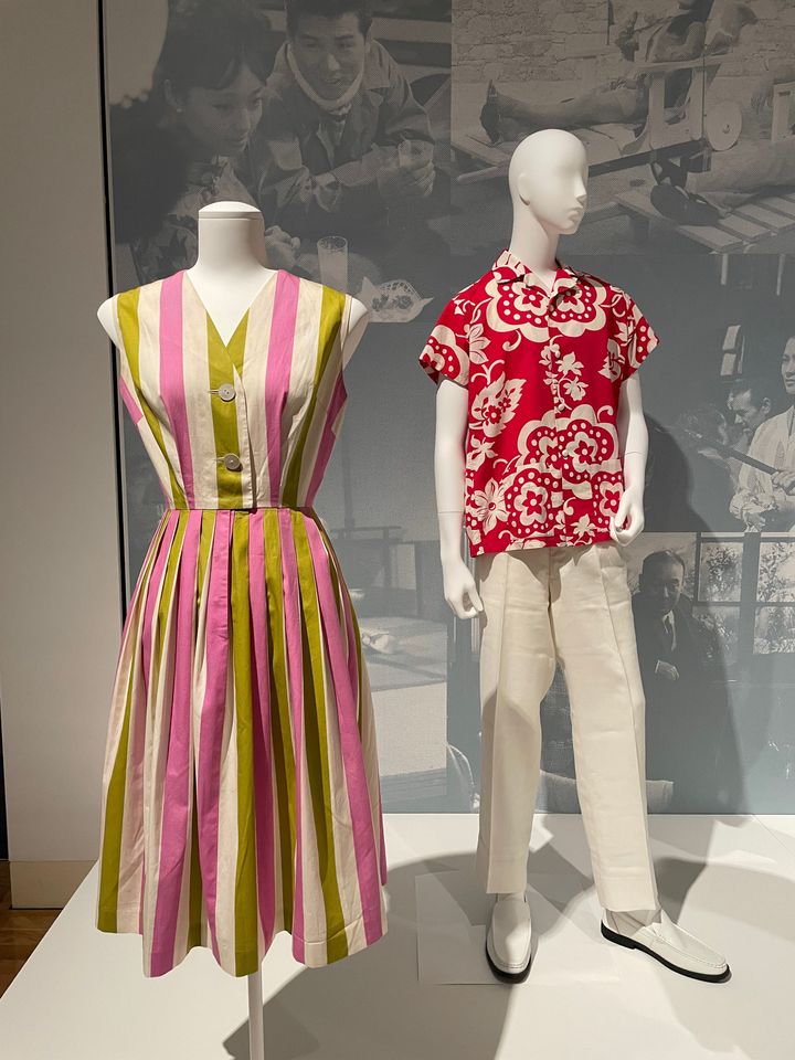 左：森英恵《デイドレス（映画『闘牛に賭ける男』衣装）》1960年、島根県立石見美術館蔵 右：森英恵《男性用アロハシャツ（『狂った果実』衣装）1956年、島根県立石見美術館蔵