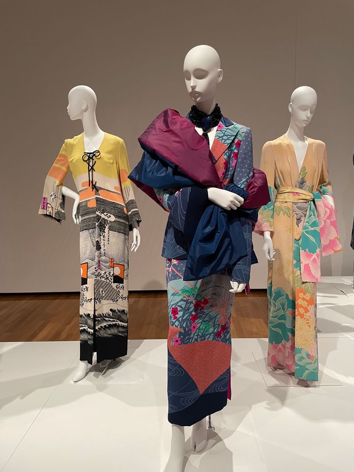 左：1973年、江戸の風景を描いた縮緬のドレス 中央：2004年、秋の草花をイメージして染められた縮緬のテイラードジャケットとスカート（ストール付き） 右：1972年、艶やかな牡丹を描いた縮緬のドレス