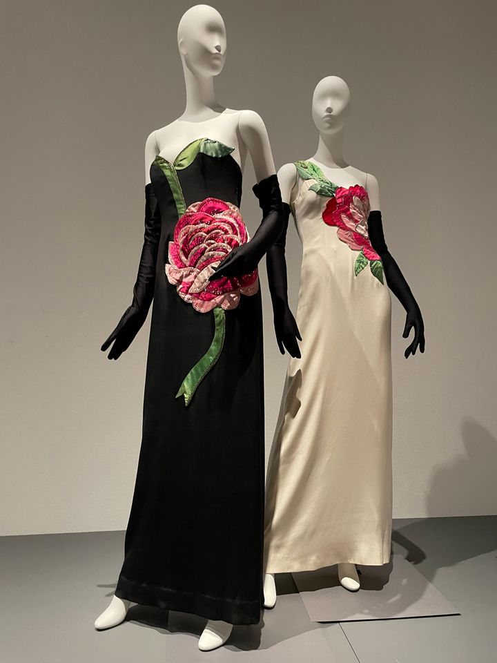 1984年春夏、イヴニングドレス「花の黒いドレス」と「花の白いドレス」。