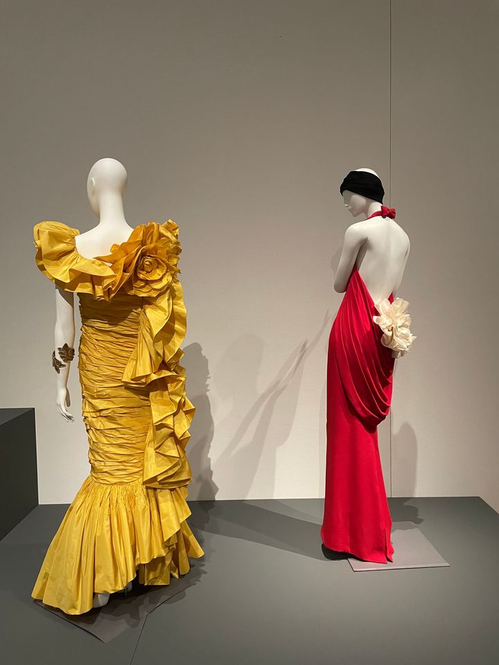 左：1989年春夏、イヴニングドレス 右：1988年春夏、イヴニングドレス「コクリコの夜会服」