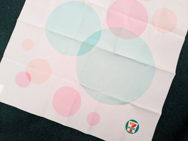 セブン‐イレブン柄のカラフルな丸模様入り風呂敷