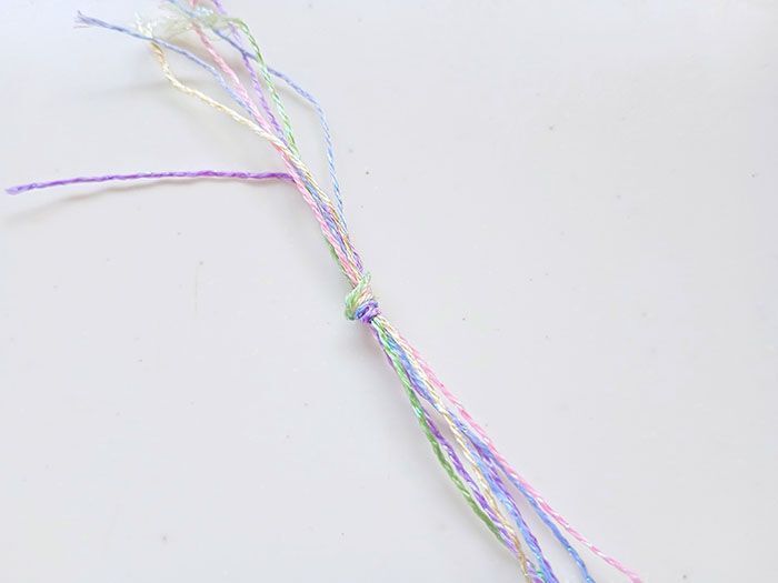 チップスターのフタがまさかの「編み機」に！くるくる回すだけで組みひも完成♡【作ってみた】