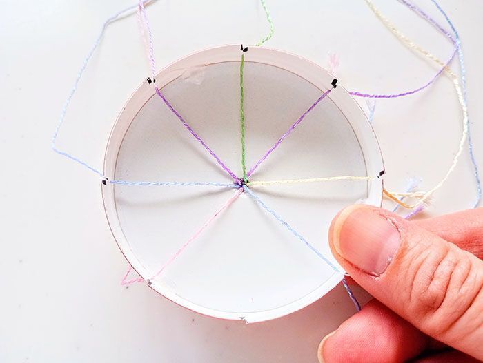 チップスターのフタがまさかの「編み機」に！くるくる回すだけで組みひも完成♡【作ってみた】