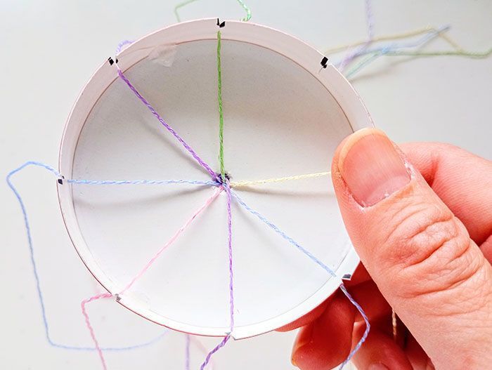 チップスターのフタがまさかの「編み機」に！くるくる回すだけで組みひも完成♡【作ってみた】