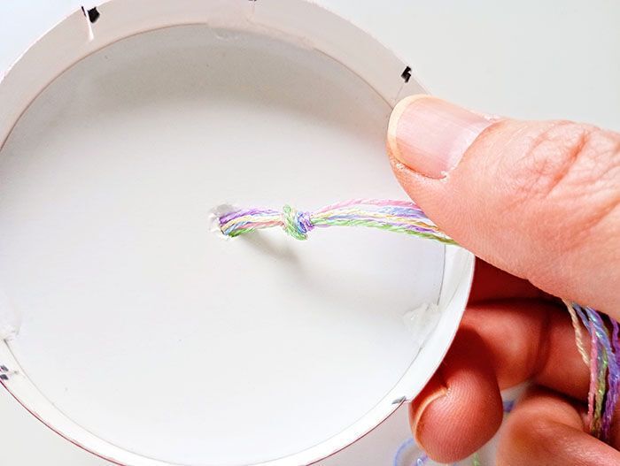 チップスターのフタがまさかの「編み機」に！くるくる回すだけで組みひも完成♡【作ってみた】