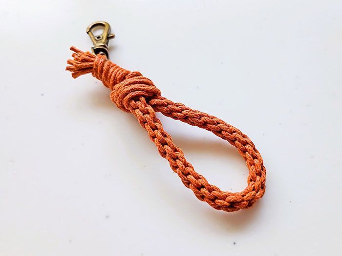 チップスターのフタがまさかの「編み機」に！くるくる回すだけで組みひも完成♡【作ってみた】