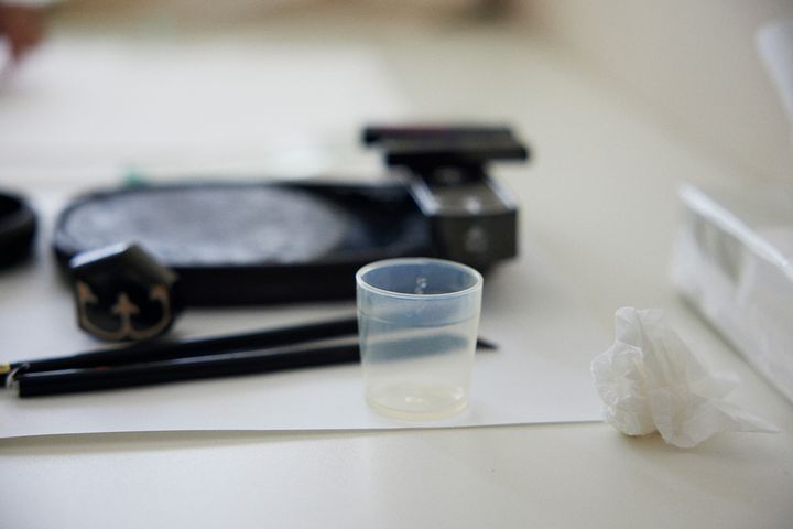 硯と硯に水を垂らすために使っているもの