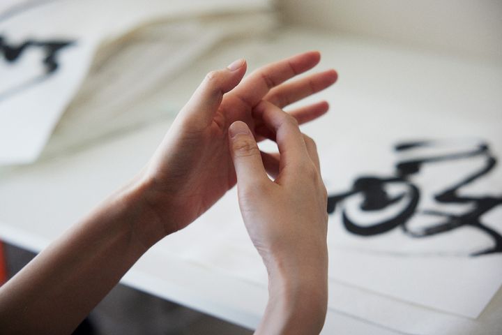 指で空をなぞる仕草