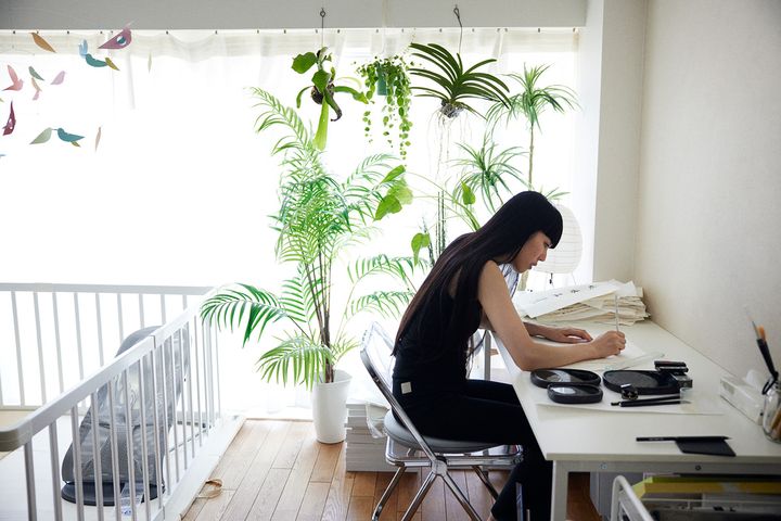 幼い娘が眠るベビーマットと万美