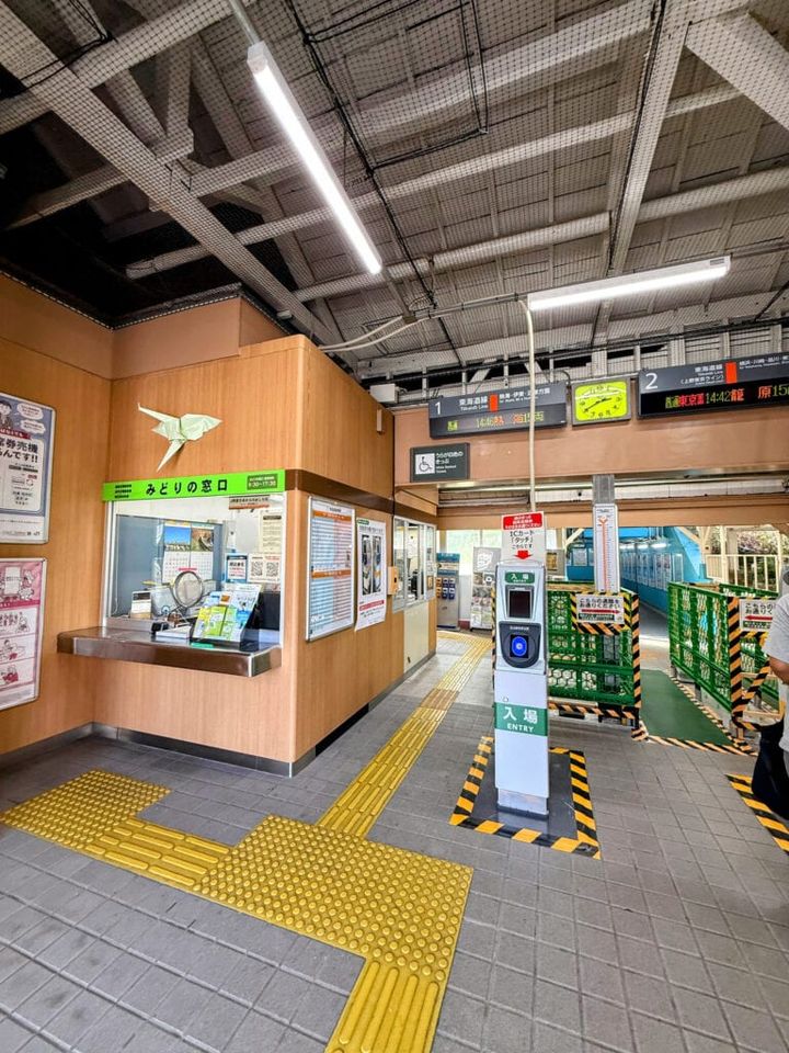 改札には鶴の折り紙が