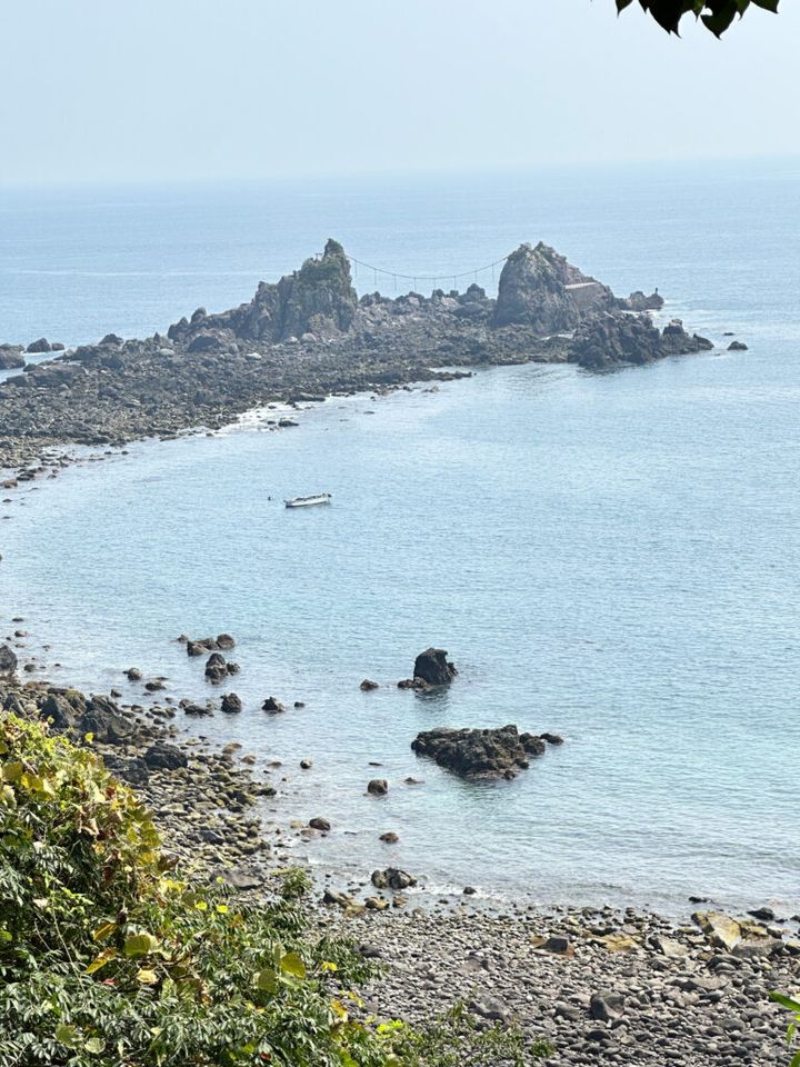 干潮時にしか見られない「三ツ石」まで続く岩場