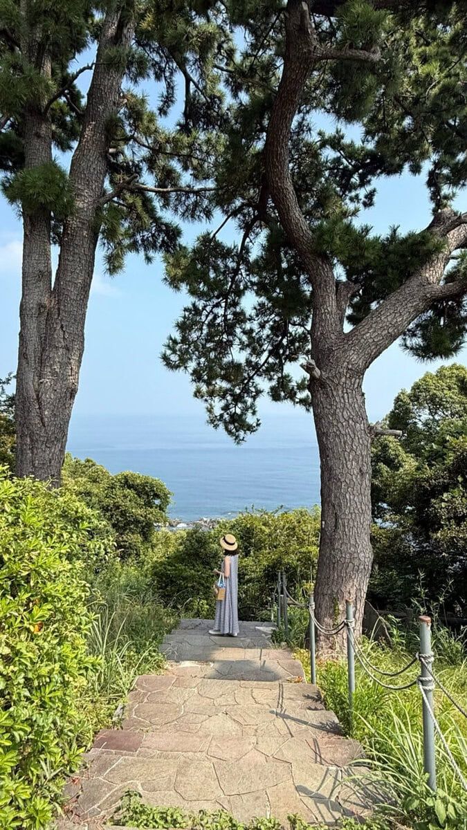 真鶴岬から三ツ石へ 細い道の先に続く階段を降りていきます