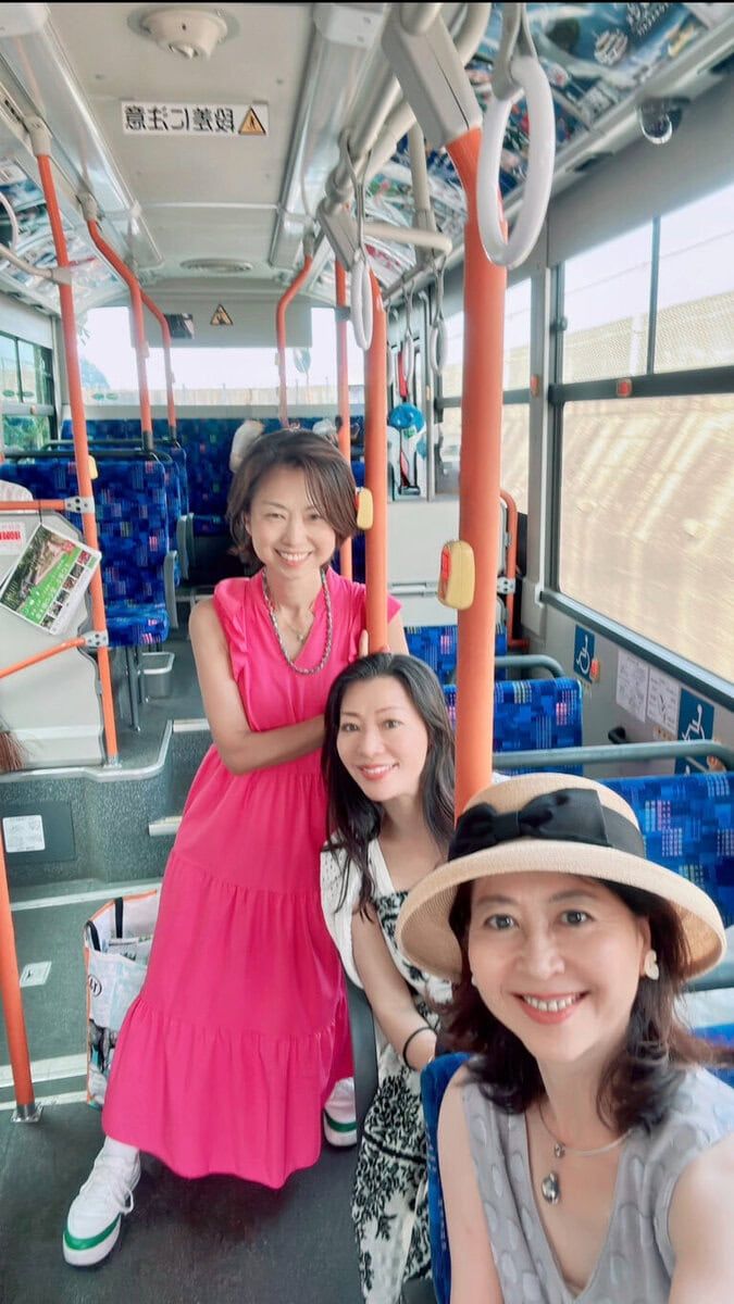 移動中のバスで