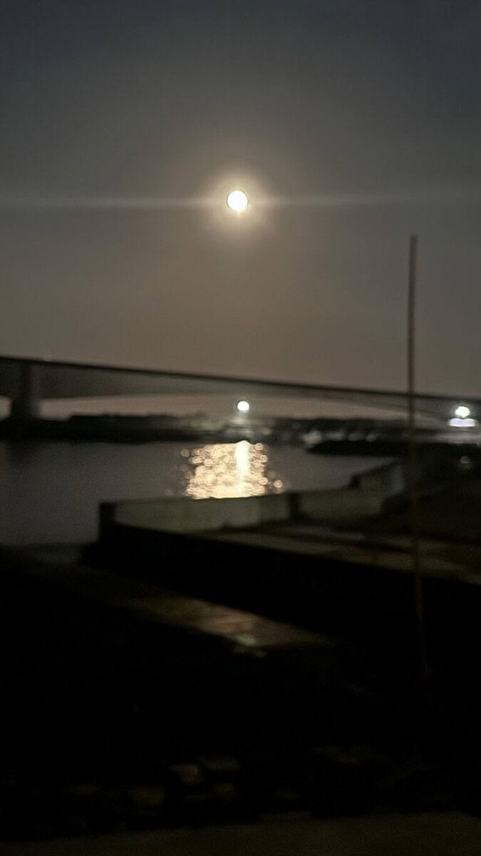 玄関を出てすぐ目の前の海で満月を鑑賞