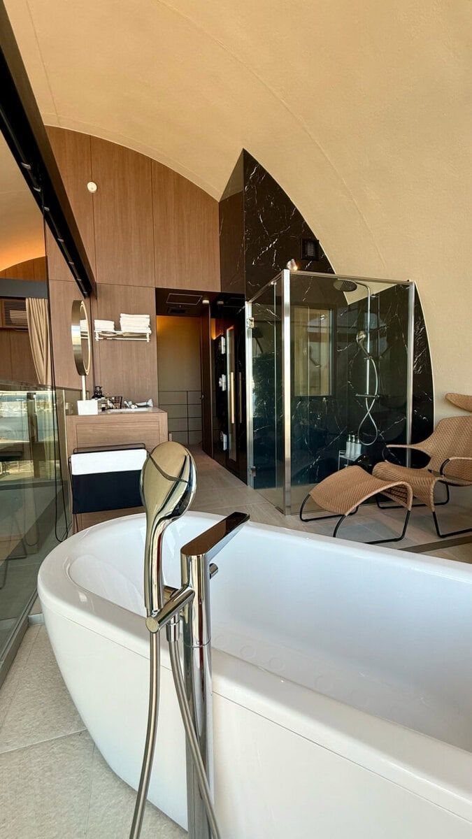 バスタブと右奥にシャワーブースとサウナ。