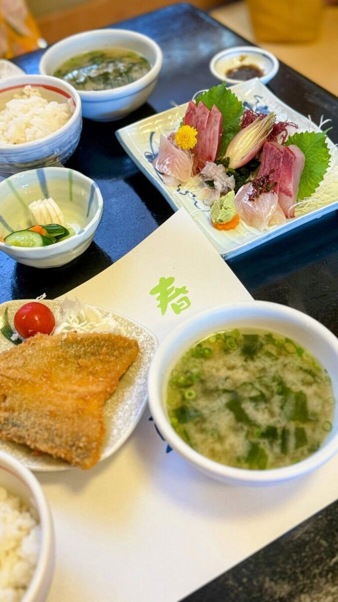 うに清のランチ（刺身盛り合わせ＆アジフライ）