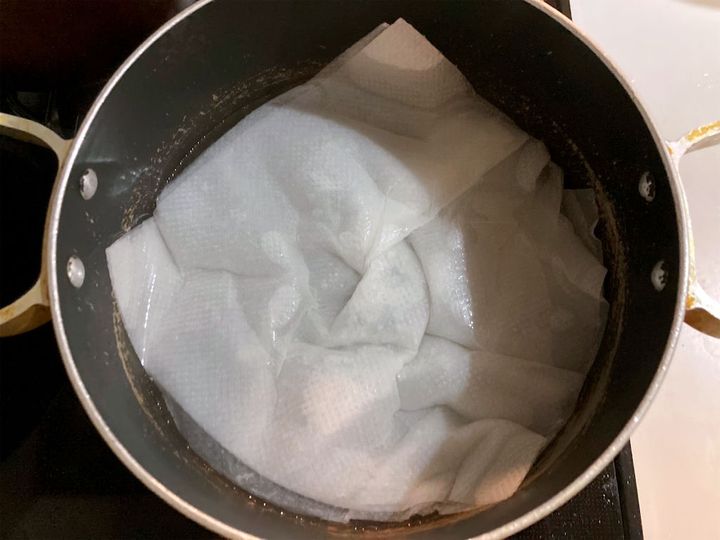鍋の底にキッチンペーパーを2枚敷く