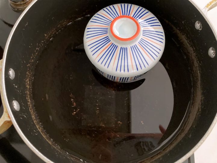 鍋にお湯を入れる