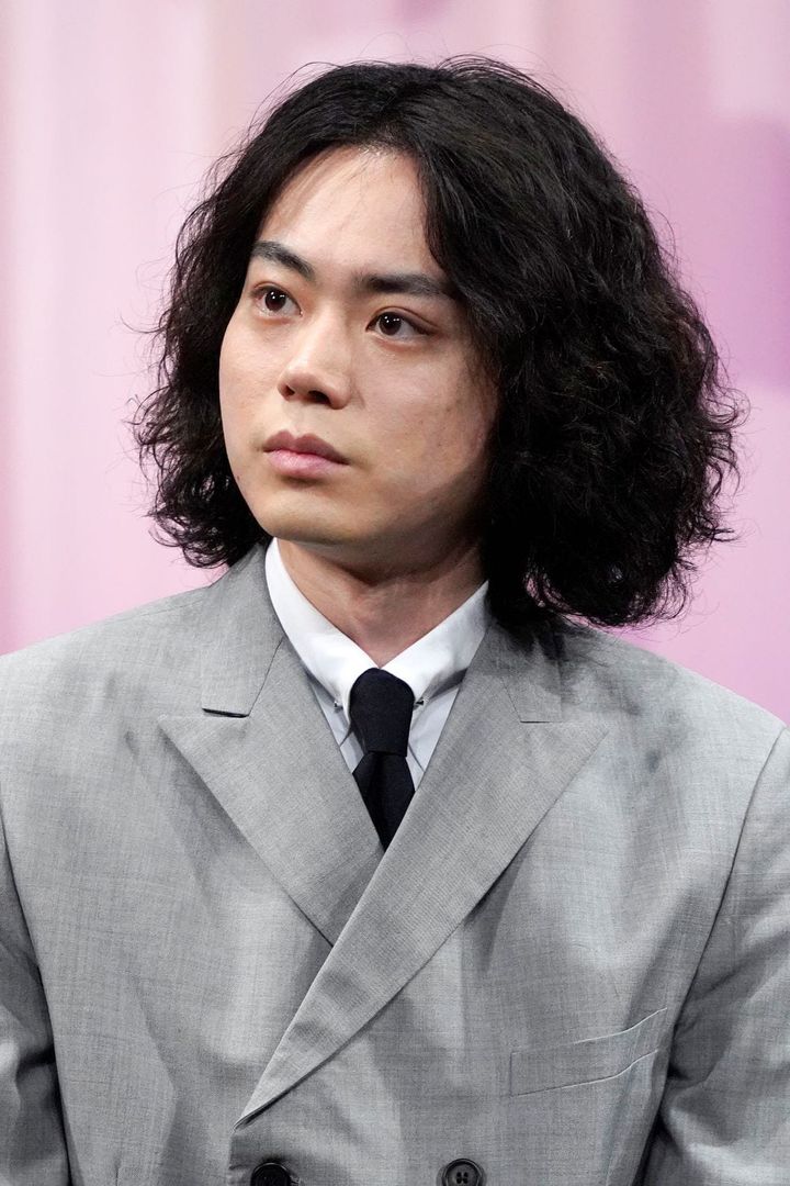 「もしもこの世が舞台なら、楽屋はどこにあるのだろう」で主演を務める菅田将暉さん（2021年3月、時事通信フォト）