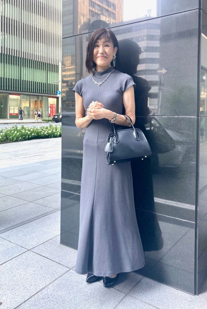 60代お手本スナップ】「ZARA」のフェミニンなグレーワンピースとクール
