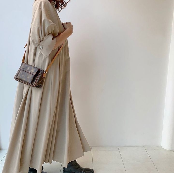 ヴィトンのショルダーバッグを持った女性