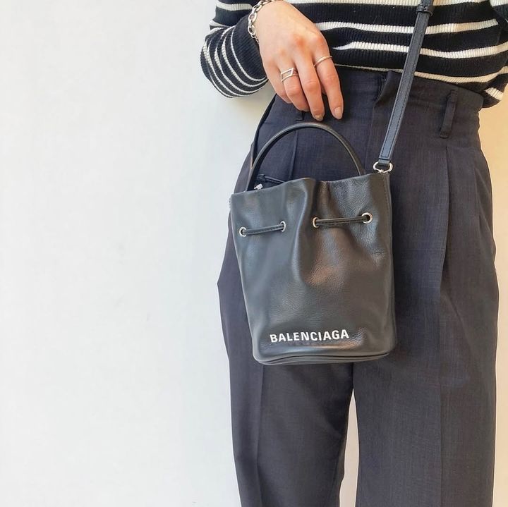 バレンシアガのショルダーバッグを持った女性