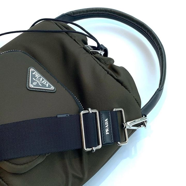 プラダのミリタリーテイストのショルダーバッグ