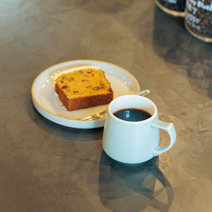 神奈川〈コーヒー・アンド・ベイクド・ウラ〉ドリップコーヒー、キャロットケーキ
