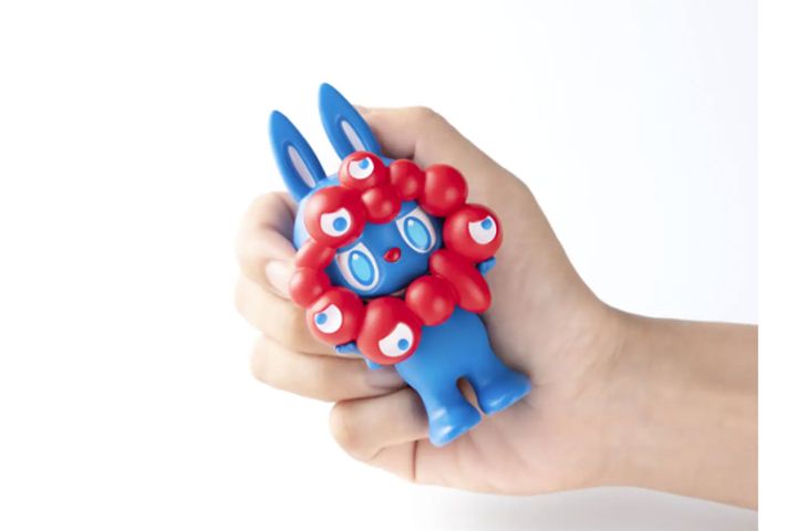 「ラブブ」が、「ミャクミャク」になりきって登場！