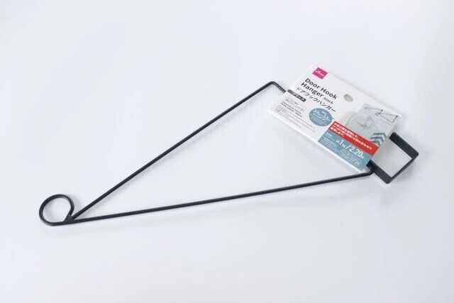 ダイソーのドアフックハンガー（ブラック）1