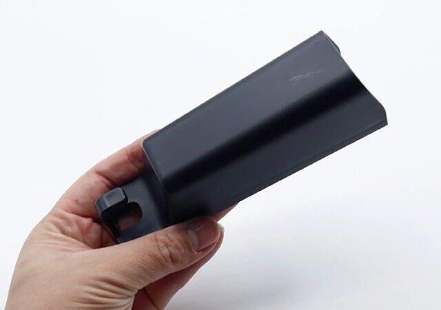 ダイソーのフック付ペンポケット（黒、4.6cm×14.5cm×4.8cm）1