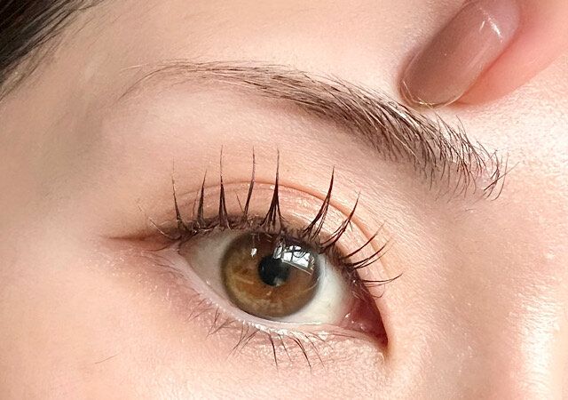 眉頭から3mm離れたところを描けばOK