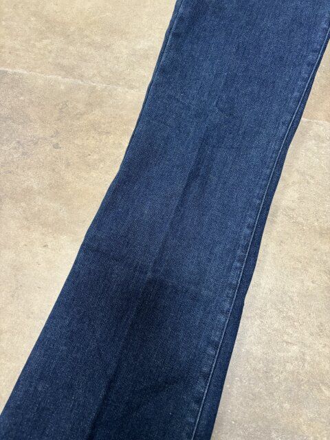 ユニクロ スリムフレアトラウザージーンズ ストレッチが効いている