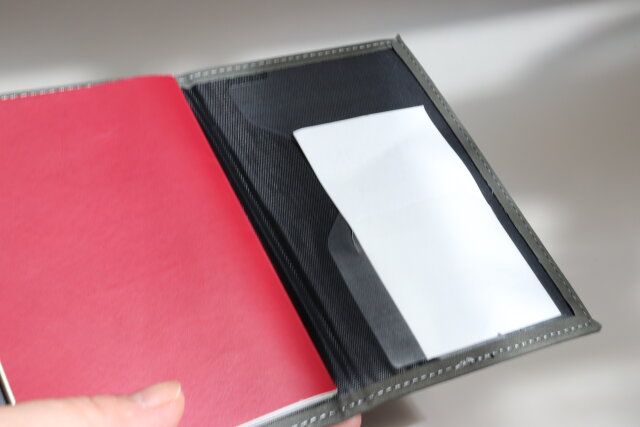パスポートケース（レザー調） ポケット