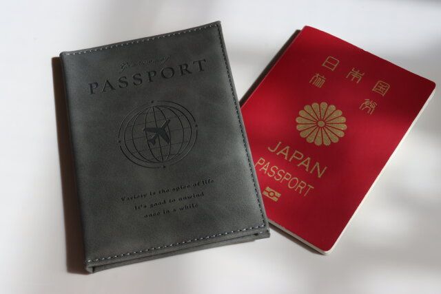 パスポートケース（レザー調） 質感