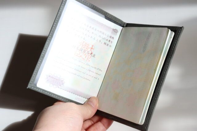 パスポートケース（レザー調） 装着