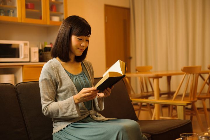 寝る前に読書をしてもOK？（画像はイメージ）