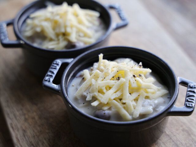 塩こしょうで味を調えたら耐熱容器に入れ、ピザ用チーズをのせる。