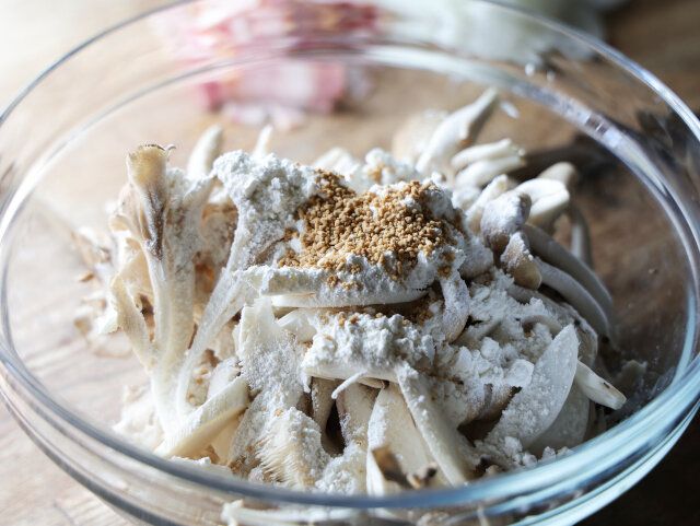大き目の耐熱ボウルに入れ、小麦粉と顆粒コンソメを入れて混ぜ、きのこ全体に絡ませる。